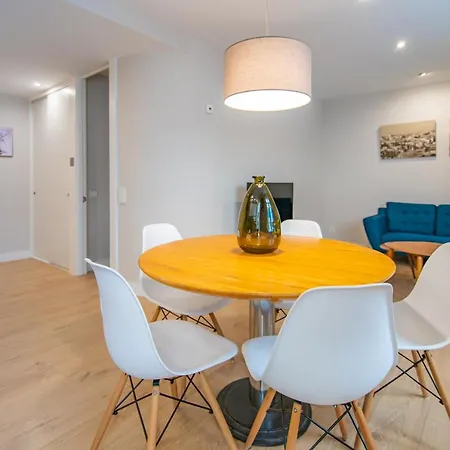 Junto Al Ayuntamiento De Apartamento *